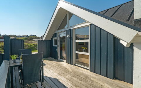 Alvilde - 100M from the Sea: Møbel, Indretning, Gulvbelægning, Træ, Etage, Loft, Trægulve, Stol, Bord, Belysning