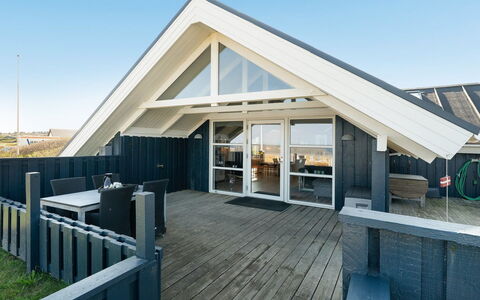 Alvilde - 100M from the Sea: Møbel, Indretning, Gulvbelægning, Træ, Etage, Loft, Trægulve, Stol, Bord, Belysning