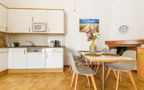 Salvagina 6A: Køkkenvask, Cabinetry, Håndvask, Ejendom, Møbel, Countertop, Tap, Træ, Bord, Komfur