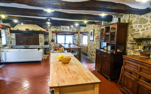 Casale Montanare: Møbel, Bord, Cabinetry, Træ, Countertop, Køkken, Indretning, Bygning, Gulvbelægning, Etage