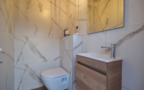 Villa Laura: Ejendom, Sanitærarmatur, Badeværelse, Hus, Toiletbræt, Træ, Toilet, Gulvbelægning, Etage, Væg