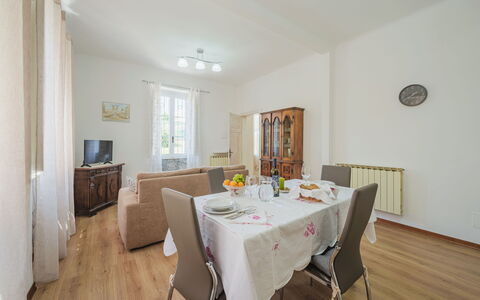 Casa di Giò: Møbel, Bord, Ejendom, Stol, Træ, Indretning, Køkken & Spisebord, Vindue, Bygning, Gulvbelægning