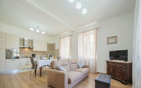 Casa di Giò: Couch, Møbel, Ejendom, Bygning, Bord, Træ, Komfort, Belysning, Stue, Hus