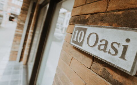 Oasi with Parking and Terrace: Brun, Ejendom, Træ, Arkitektur, Bygning, Murværk, Mursten, Væg, Font