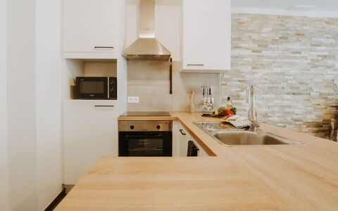 Oasi with Parking and Terrace: Cabinetry, Countertop, Håndvask, Tap, Træ, Køkken, Indretning, Bejdse, Gulvbelægning, Skuffe