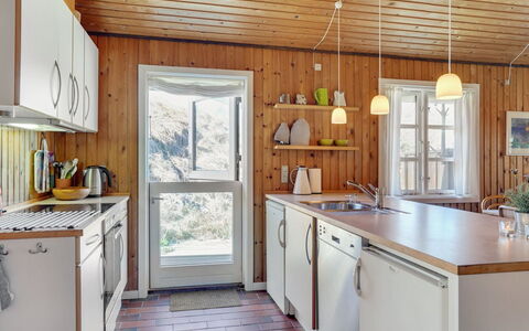 Solunka - 100M from the Sea: Køkken, Countertop, Køkken Apparat, Indretning, Træ, Møbel, Større Bandage, Gulvbelægning, Køkkenvask, Loft
