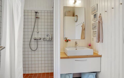 Solunka - 100M from the Sea: Badeværelse, Væg, Sanitærarmatur, Indretning, Gulvbelægning, Badeværelsesvask, Etage, Håndvask, Toilet, Vvs