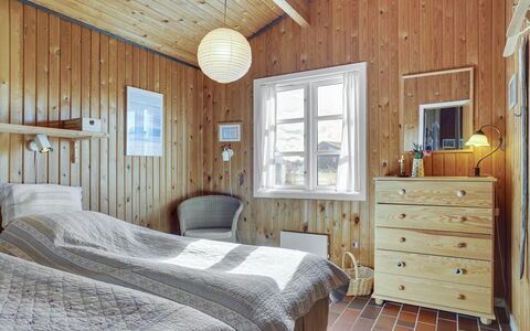 Solunka - 100M from the Sea: Soveværelse, Seng, Træ, Indretning, Møbel, Sengetøj, Loft, Sengetøj, Etage, Hjem