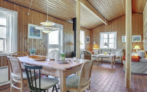 Solunka - 100M from the Sea: Møbel, Indretning, Gulvbelægning, Træ, Loft, Spisestue, Etage, Stol, Lysarmatur, Bord