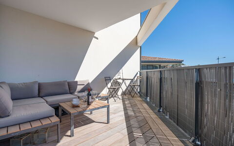Le Rooftop: Bygning, Himmel, Skygge, Hus, Couch, Træ, Urban Design, Udendørs Møbler, Ejendom, City