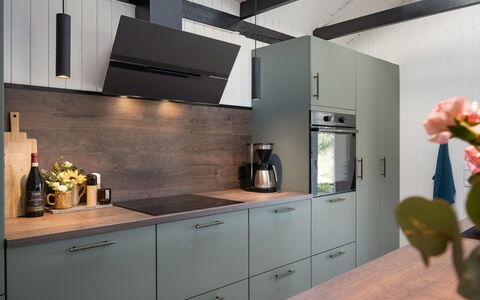 Nilda - 1Km from the Sea: Køkken, Indretning, Countertop, Cabinetry, Køkken Apparat, Gulvbelægning, Møbel, Træ, Større Bandage, Etage