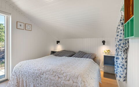 Nilda - 1Km from the Sea: Indretning, Træ, Loft, Gulvbelægning, Etage, Soveværelse, Sengetøj, Værelse, Seng, Belysning