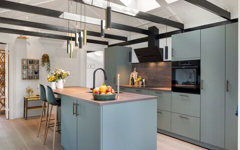 Nilda - 1Km from the Sea: Møbel, Køkken, Indretning, Countertop, Cabinetry, Gulvbelægning, Træ, Lysarmatur, Loft, Køkken Apparat