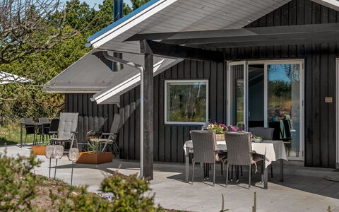 Nilda - 1Km from the Sea: Træ, Tag, Hjem, Hus, Veranda, Sidespor, Sommerhus, Arkitektur, Dør, Skygge