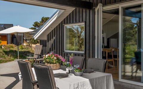 Nilda - 1Km from the Sea: Træ, Hjem, Tag, Hus, Veranda, Sommerhus, Dør, Sidespor, Skygge, Estate