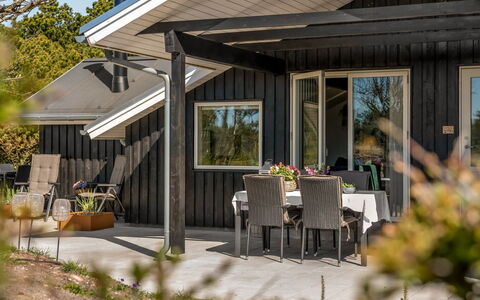 Nilda - 1Km from the Sea: Træ, Hjem, Tag, Veranda, Sidespor, Hus, Sommerhus, Arkitektur, Dør, Skygge
