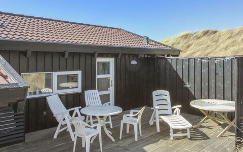 Thenna - 200M from the Sea: Hus, Hjem, Dør, Tag, Sommerhus, Estate, Have, Skygge, Sidespor, Gård
