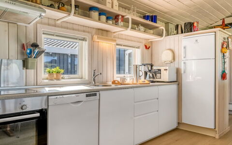 Sigrid - 400M from the Sea: Træ, Køkken, Indretning, Større Bandage, Hjem, Countertop, Køkken Apparat, Værelse, Loft, Bejdse