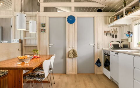 Sigrid - 400M from the Sea: Indretning, Møbel, Træ, Køkken, Gulvbelægning, Loft, Etage, Countertop, Lysarmatur, Værelse
