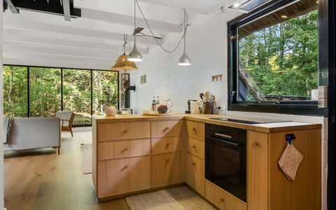 Olaf - 1.4Km from the Sea: Træ, Countertop, Køkken, Sanitærarmatur, Håndvask, Cabinetry, Tap, Loft, Bejdse, Hårdttræ