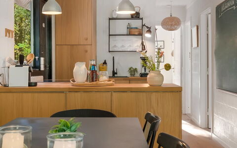 Olaf - 1.4Km from the Sea: Møbel, Køkken, Countertop, Indretning, Træ, Lysarmatur, Værelse, Cabinetry, Køkken & Spisebord, Bordservice