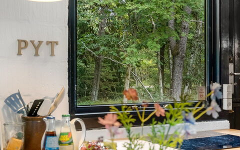 Olaf - 1.4Km from the Sea: Møbel, Glas, Serveware, Stueplante, Blomsterkrukke, Countertop, Køkken & Spisebord, Stol, Køkken