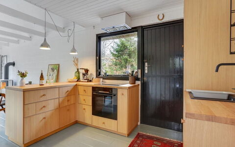 Olaf - 1.4Km from the Sea: Køkken, Countertop, Træ, Køkken Apparat, Cabinetry, Indretning, Møbel, Sanitærarmatur, Gulvbelægning, Håndvask