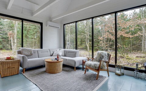 Olaf - 1.4Km from the Sea: Træ, Møbel, Gulvbelægning, Indretning, Couch, Stue, Etage, Hjem, Throw Pillow