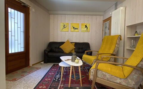 Rossa 765: Bord, Møbel, Ejendom, Couch, Vindue, Træ, Komfort, Indretning, Etage, Stue