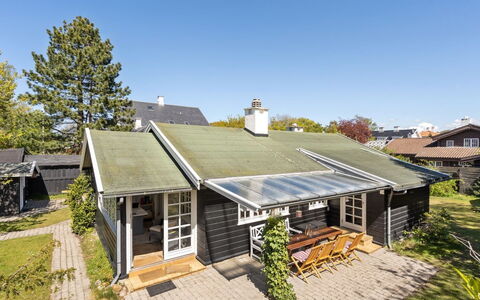 Ayla - 200M from the Sea: Møbel, Indretning, Gulvbelægning, Træ, Etage, Loft, Trægulve, Stol, Bord, Belysning