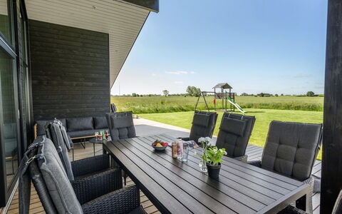 Thalie - 400M from the Sea: Blå, Busk, Sommerhus, Bunddække, Have, Estate, Skygge, Landscaping, Stuehus, Eco Hotel