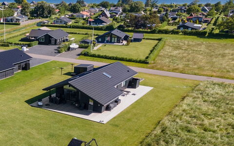 Thalie - 400M from the Sea: Blå, Busk, Sommerhus, Bunddække, Have, Estate, Skygge, Landscaping, Stuehus, Eco Hotel