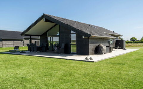 Thalie - 400M from the Sea: Blå, Busk, Sommerhus, Bunddække, Have, Estate, Skygge, Landscaping, Stuehus, Eco Hotel