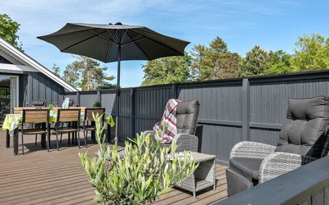 Herbert - 1Km from the Sea: Arkitektur, Tag, Hjem, Kompositmateriale, Dagslys, Sidespor, Indkørsel