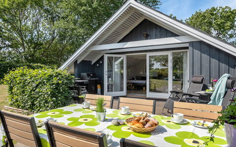 Herbert - 1Km from the Sea: Arkitektur, Tag, Hjem, Kompositmateriale, Dagslys, Sidespor, Indkørsel