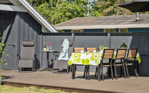 Herbert - 1Km from the Sea: Arkitektur, Tag, Hjem, Kompositmateriale, Dagslys, Sidespor, Indkørsel