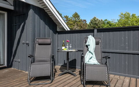 Herbert - 1Km from the Sea: Arkitektur, Tag, Hjem, Kompositmateriale, Dagslys, Sidespor, Indkørsel
