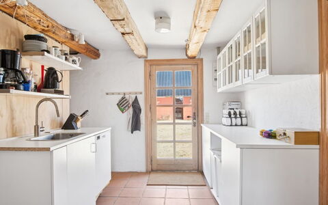 Elisabetha - 16Km from the Sea: Køkken, Gulvbelægning, Møbel, Countertop, Indretning, Træ, Cabinetry, Etage, Loft, Værelse