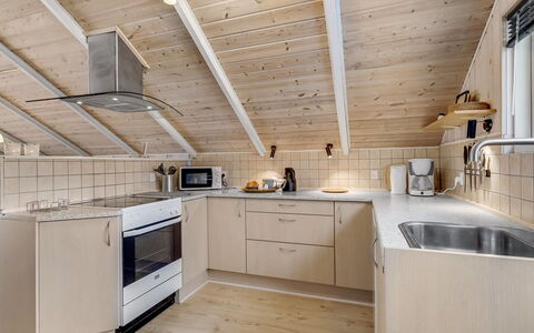 Hailka: Køkken, Træ, Countertop, Gulvbelægning, Loft, Indretning, Etage, Håndvask, Sanitærarmatur, Tap