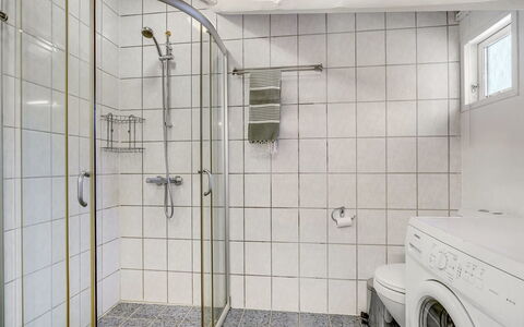 Hailka: Sanitærarmatur, Gulvbelægning, Badeværelse, Indretning, Etage, Vvs, Bruser, Toilet, Flise, Loft