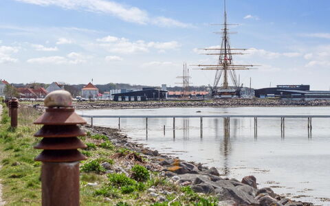 Monia - 20M from the Sea: Arkitektur, Tag, Hjem, Kompositmateriale, Dagslys, Sidespor, Indkørsel