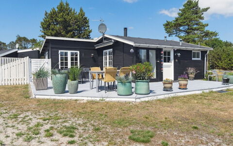 Haidi - 300M from the Sea: Møbel, Indretning, Gulvbelægning, Træ, Etage, Loft, Trægulve, Stol, Bord, Belysning