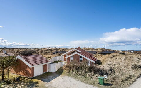 Ritha - 350M from the Sea: Træ, Tag, Arkitektur, Hjem, Hus, Sommerhus, Sidespor, Hårdttræ, Hældning, Estate