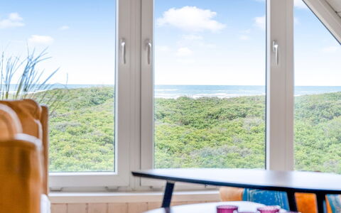 Rauli - 50M from the Sea: Møbel, Indretning, Etage, Hav, Glas, Ocean, Stol, Dagslys, Kaffebord, Eco Hotel