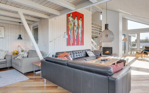 Rauli - 50M from the Sea: Træ, Gulvbelægning, Trægulve, Indretning, Loft, Etage, Møbel, Stue, Hjem, Hårdttræ