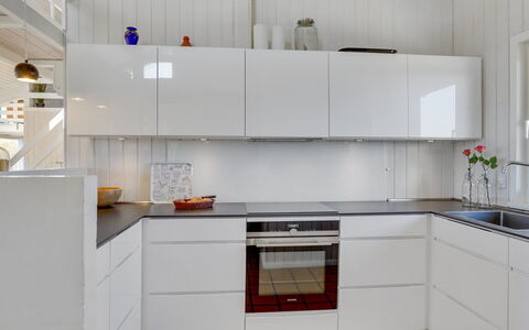Rauli - 50M from the Sea: Køkken, Køkken Apparat, Gulvbelægning, Countertop, Cabinetry, Indretning, Træ, Etage, Større Bandage, Trægulve