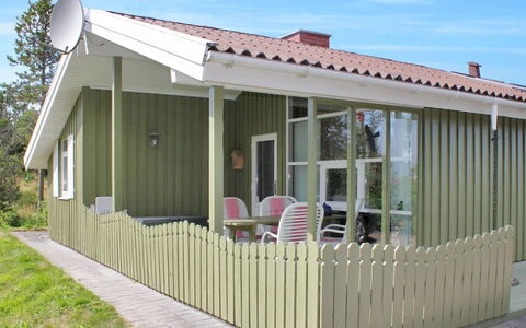 Annick - 300M from the Sea: Blå, Busk, Sommerhus, Bunddække, Have, Estate, Skygge, Landscaping, Stuehus, Eco Hotel
