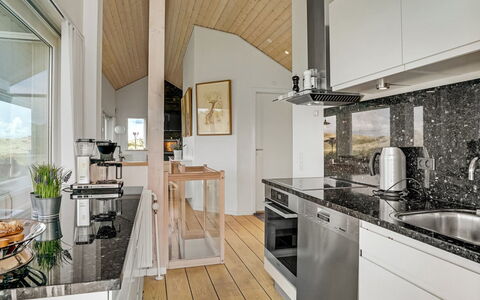 Ejvind - 100M from the Sea: Gulvbelægning, Køkken, Indretning, Træ, Countertop, Loft, Etage, Trægulve, Møbel, Cabinetry