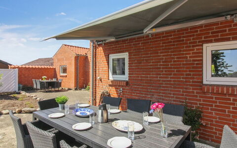 Kiersten - 5Km from the Sea: Boligområde, Tag, Forstad, Indkørsel, Estate, Skorsten