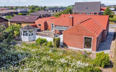 Kiersten - 5Km from the Sea: Boligområde, Tag, Forstad, Indkørsel, Estate, Skorsten